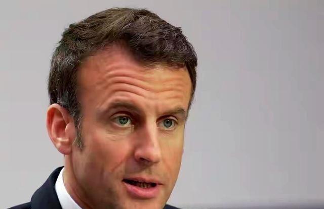 马克龙当着镜头的面，点名了四个国家，唯独漏了中国，然后专门补了一句：中国不会被邀