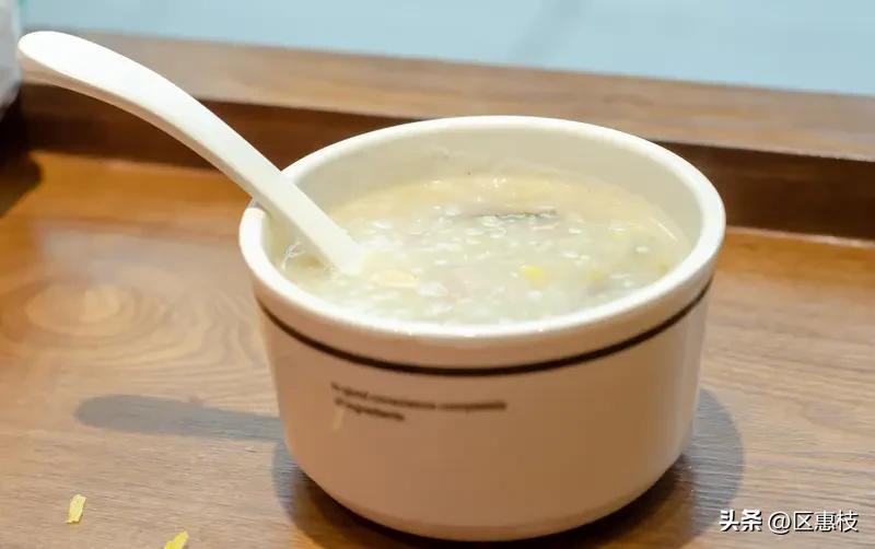 晨起一碗热粥配清爽小菜，暖胃开启整日元气
午间荤素搭配，米饭下肚补足精力，应对忙