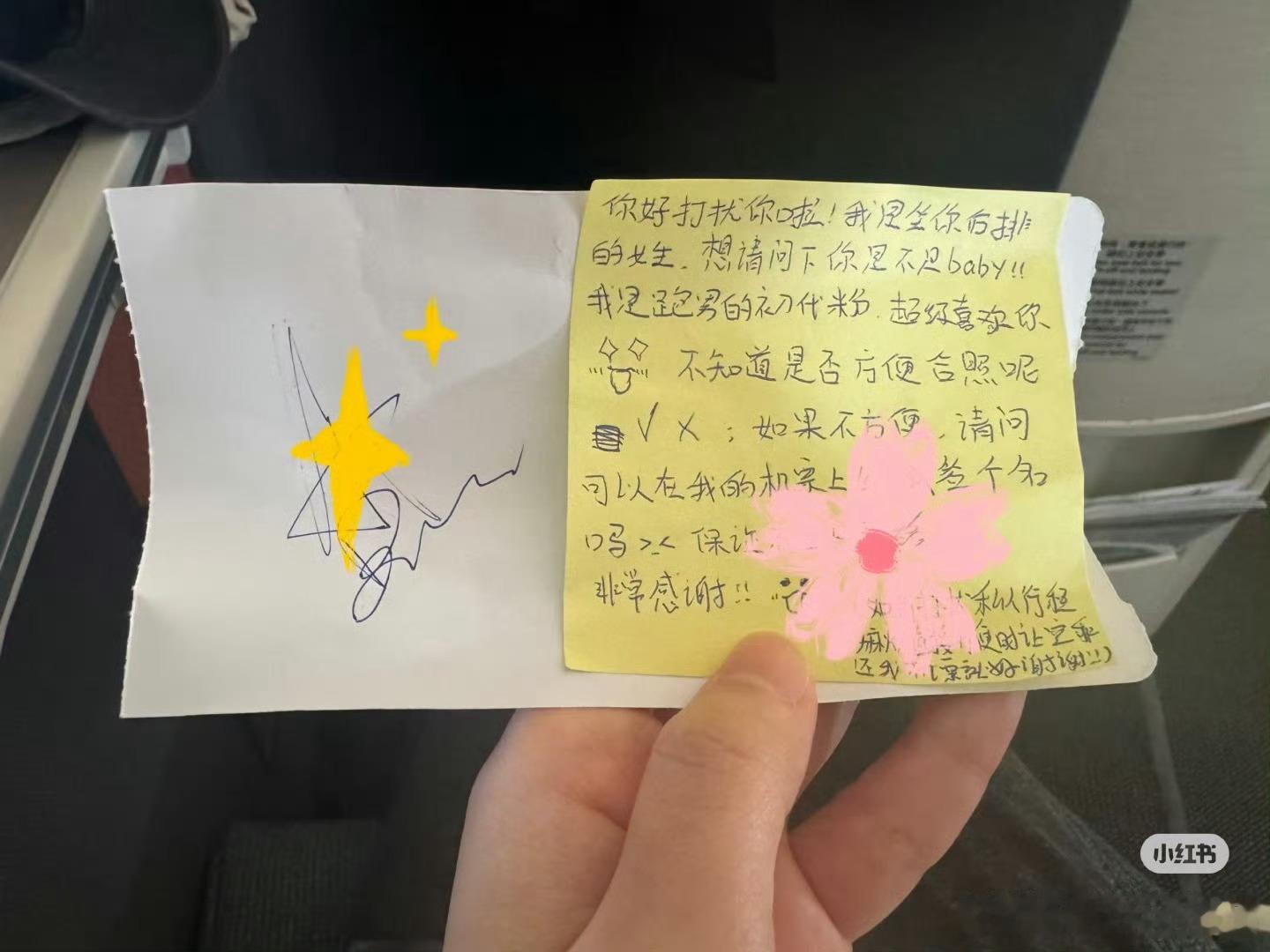 Angelababy在白纸上给粉丝签名Angelababy在飞机上爽快为粉丝白纸