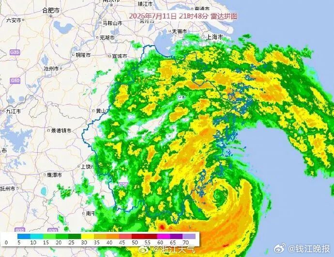 【台风“巴威”螺旋云系已覆盖整个浙江上空，#温州洞头进入12级风圈#，猛烈风雨致