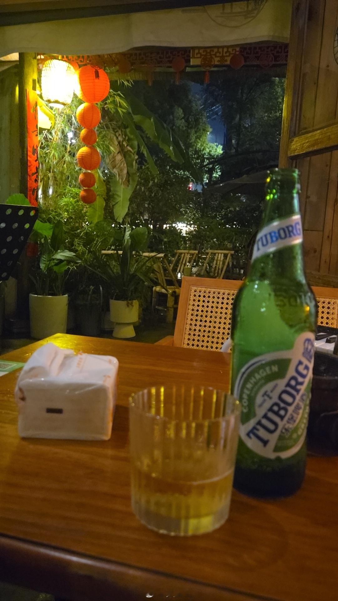外面的雨一直不停害我又叫了一瓶啤酒继续喝。。。 
