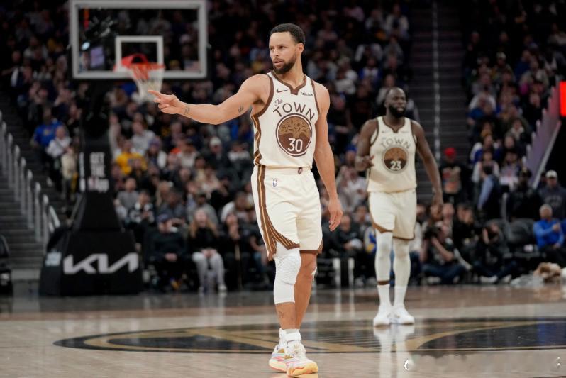 明天上午8点30，勇士将在客场挑战快船。本场比赛，追梦因伤病管理出战成疑，库里不