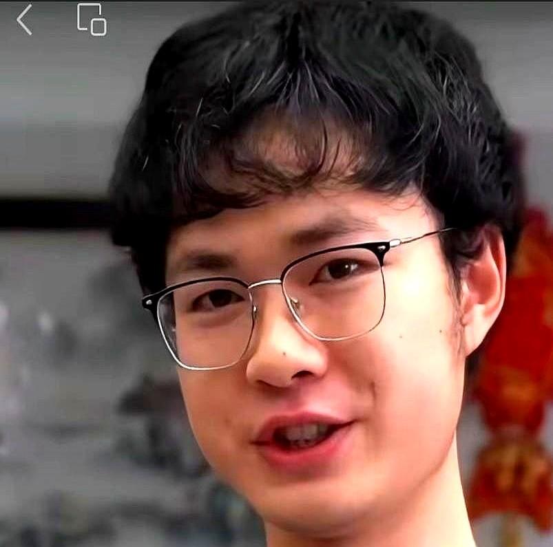 拿到北大录取通知书的那天，普通人恨不得摆三天流水席。
可他心里装着的不是北大，是