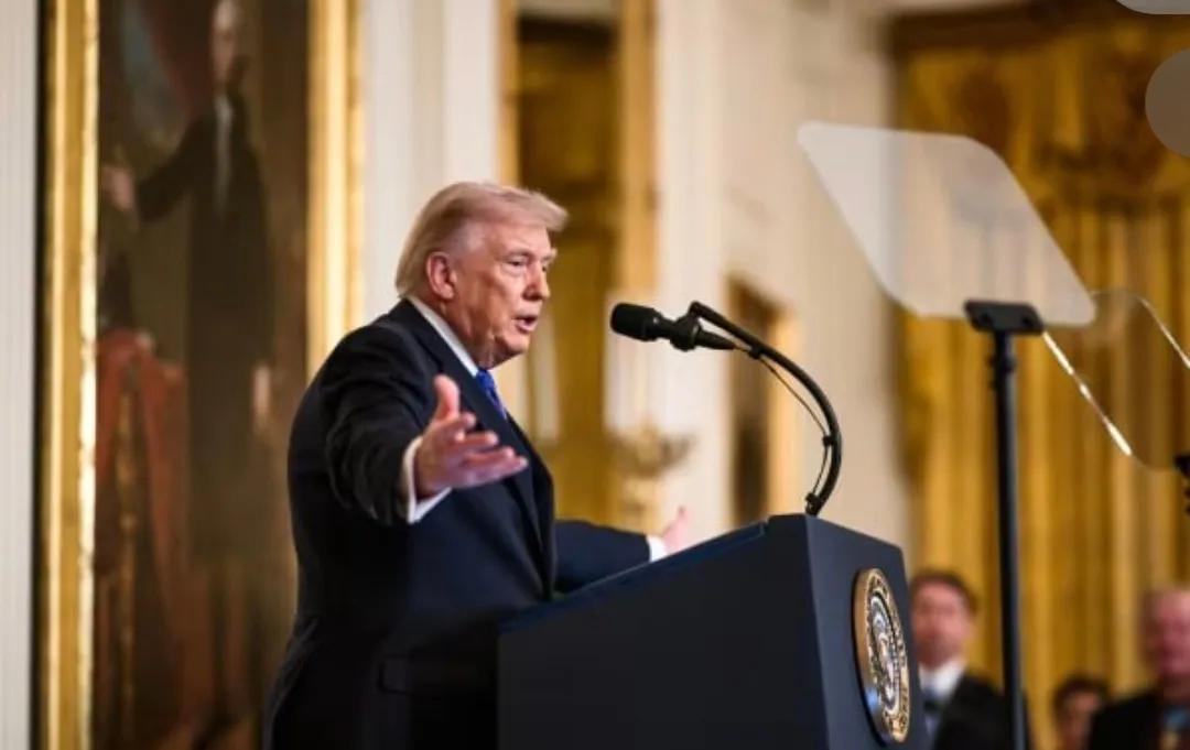 据《华尔街日报》报道，美国总统特朗普愿意支持伊朗境内愿意拿起武器推翻伊斯兰政权的