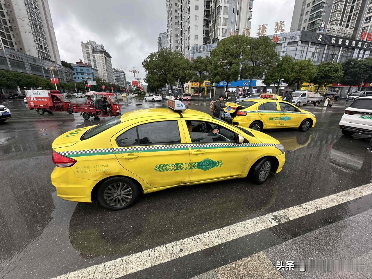 我是真的万万没想到，重庆秀山的黄色法拉利，起步价居然只要5块钱！嗯，几乎和重庆主