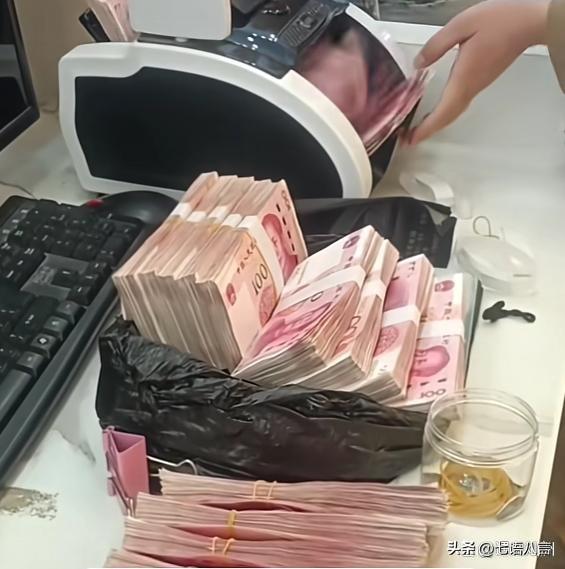 倾尽所有帮弟买房，离婚后却被弟媳拒之门外
 
重庆一名女子，为给弟弟凑婚房首付，