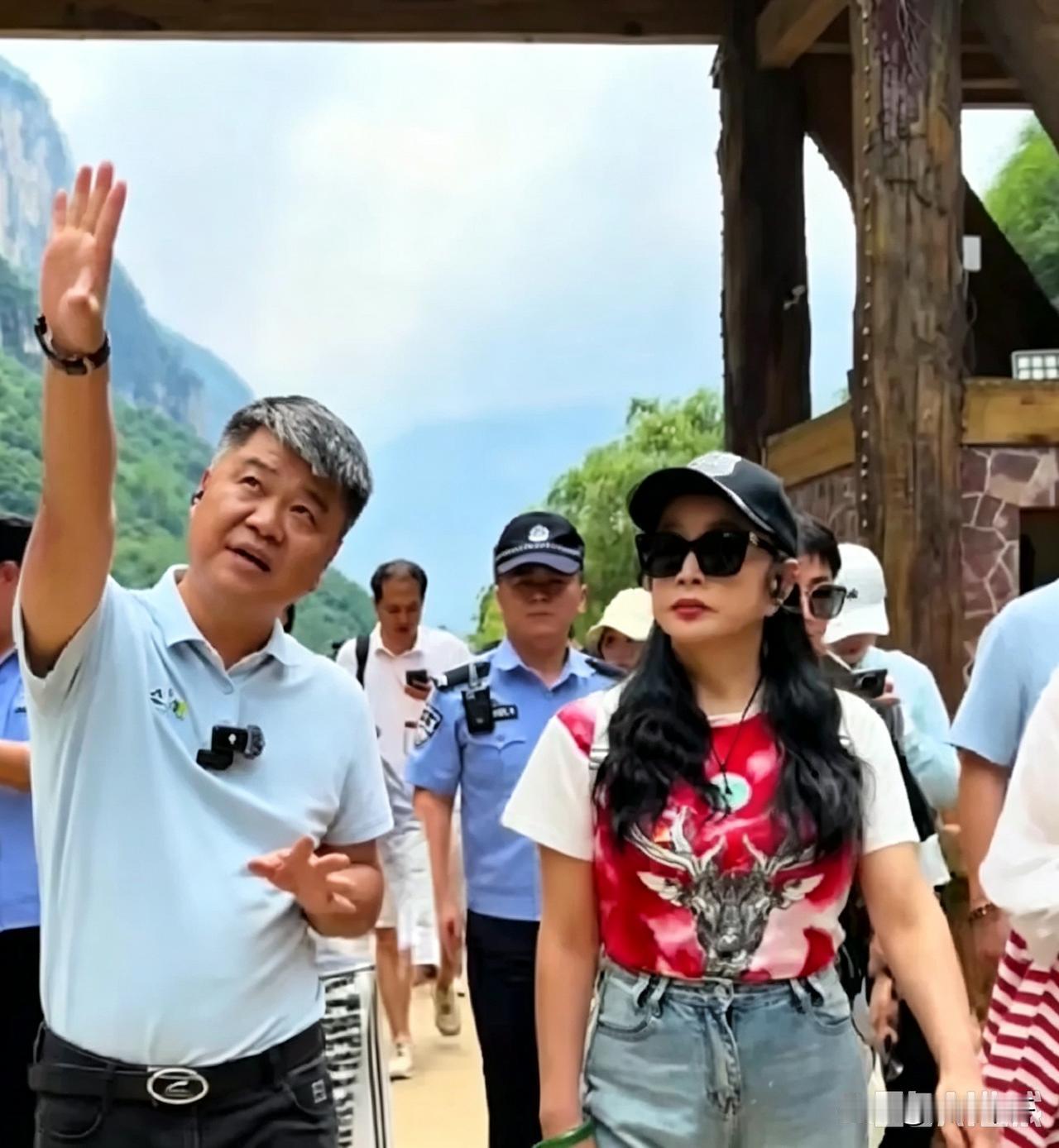 刘晓庆现身山里景区，牛仔裤配印花T恤，这状态哪有半点老人样
 
最近刘晓庆跑到山