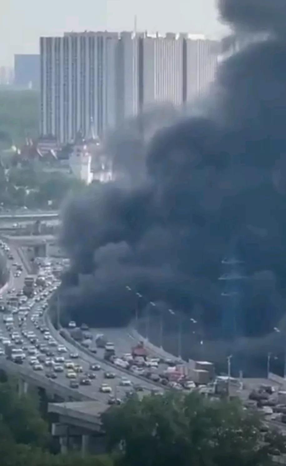 俄媒报道，当地时间17日，莫斯科市市政部门证实，首都区通往市郊埃尔马科技园区的一