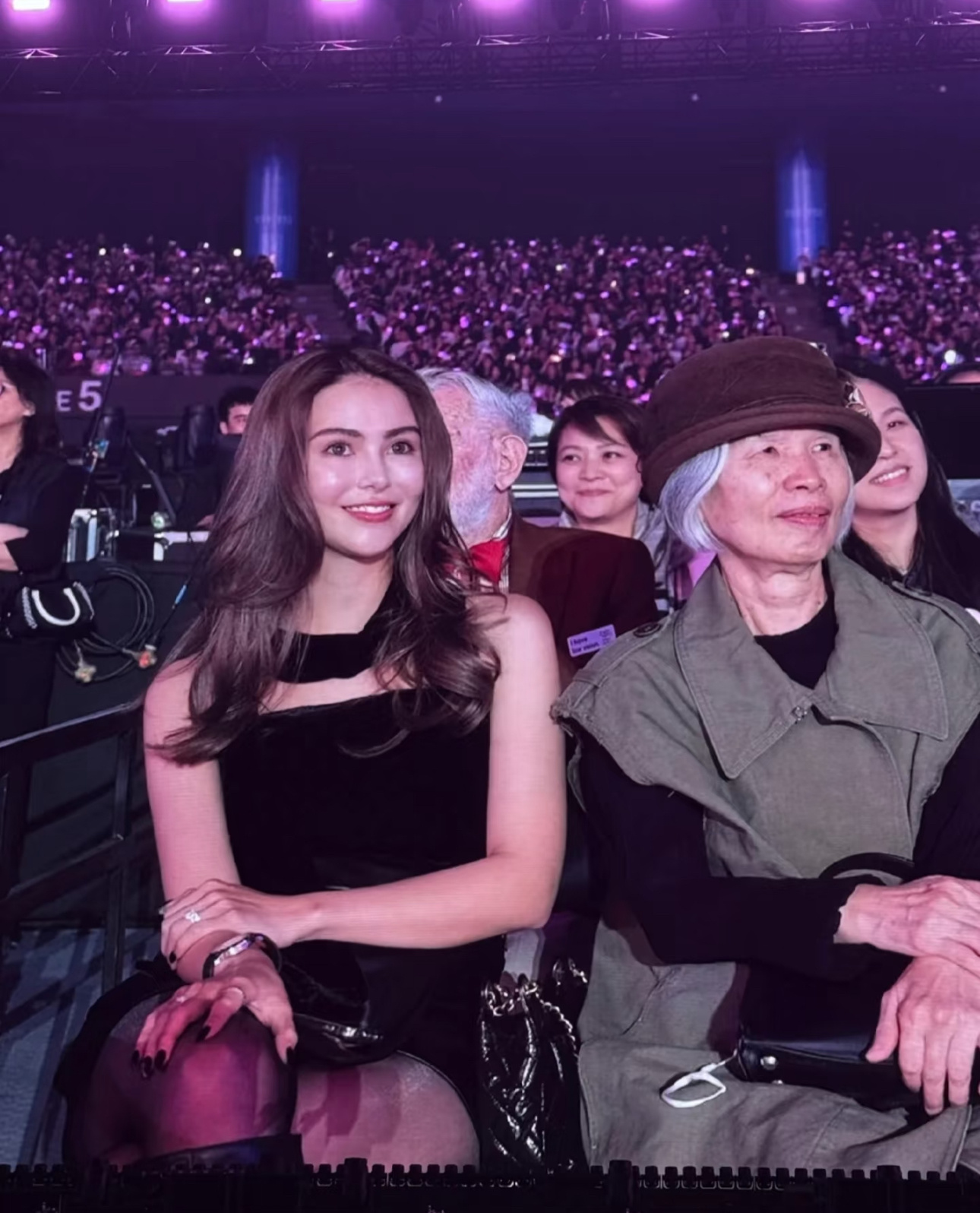 妈妈和老婆都是演唱会最忠实的听众[心] ​​​