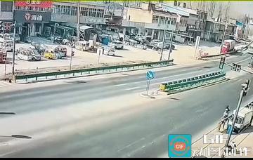 开三轮车的男子不是一般般的胆量，看到搅拌车过来了，他还骑着三轮车鸣着笛横穿过来了