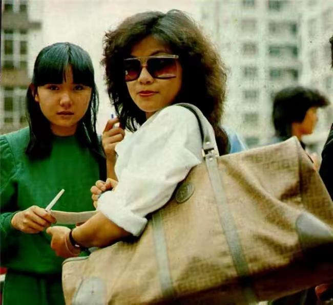 翁美玲出镜率最高的包包！📽️
👜 从82年到85年，这只老花包在她生活中的出