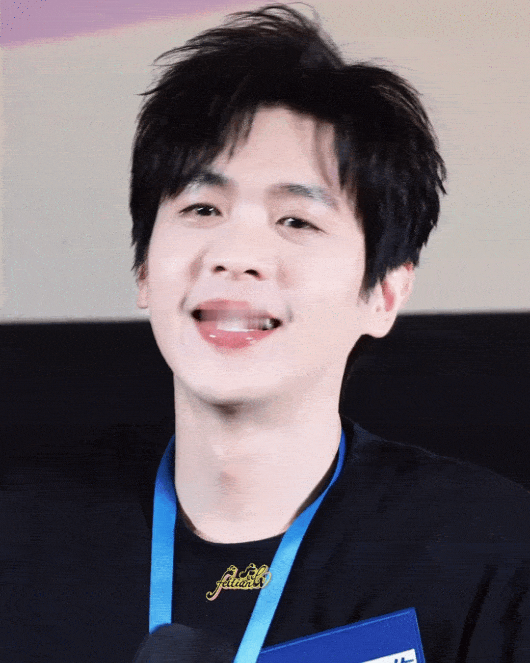 小表情之王来了🥰🥰张若昀在片场被猴儿瞪了