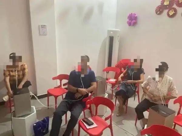 太缺德了！一网友发了一张图片：两个老年人人手一桶带两袋氢水，广告上写着吸氢气、喝