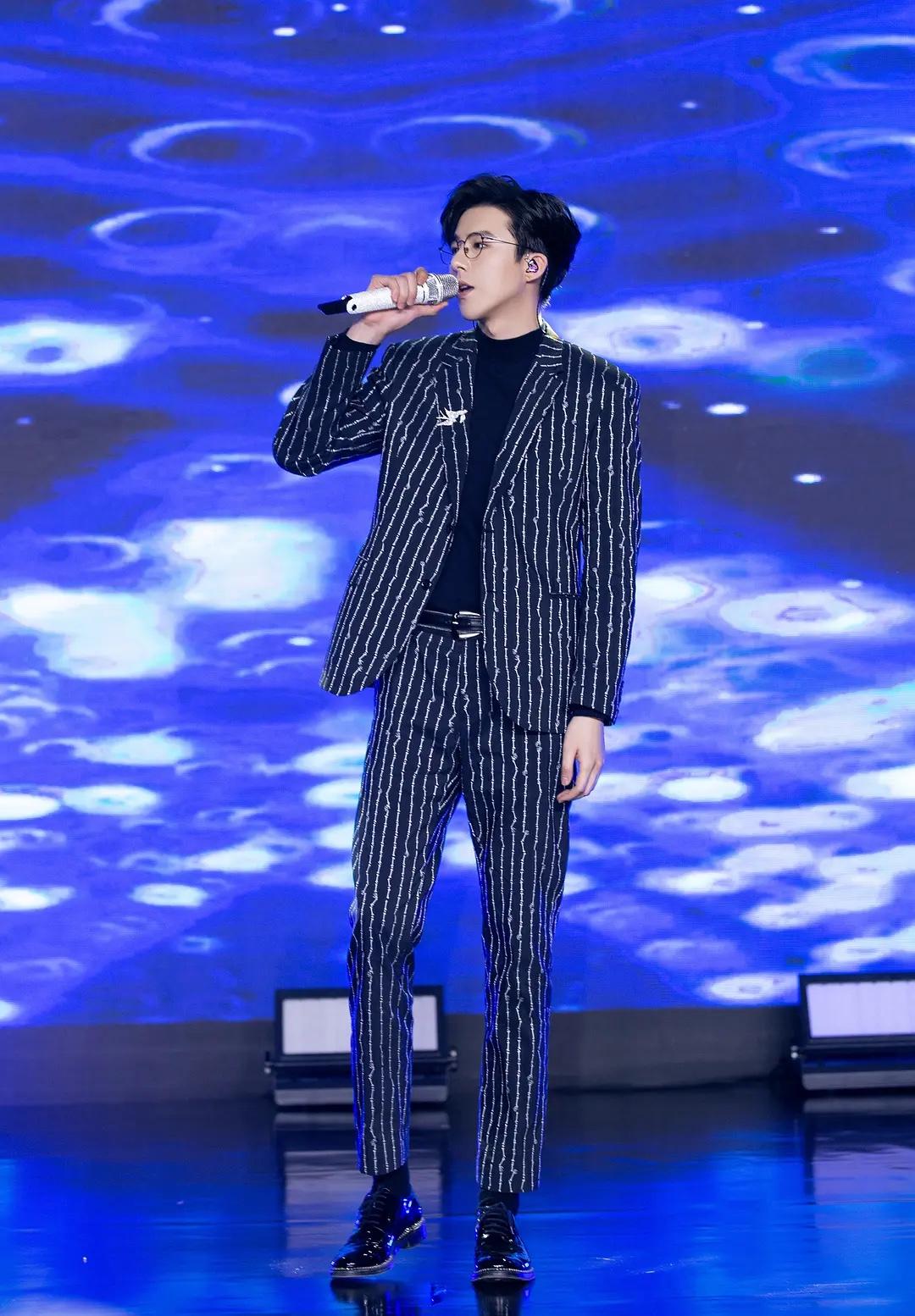 我朋友之前觉得，刘宇宁，不签公司太冒险，觉得没靠山肯定走不远。但今天发现不对劲了