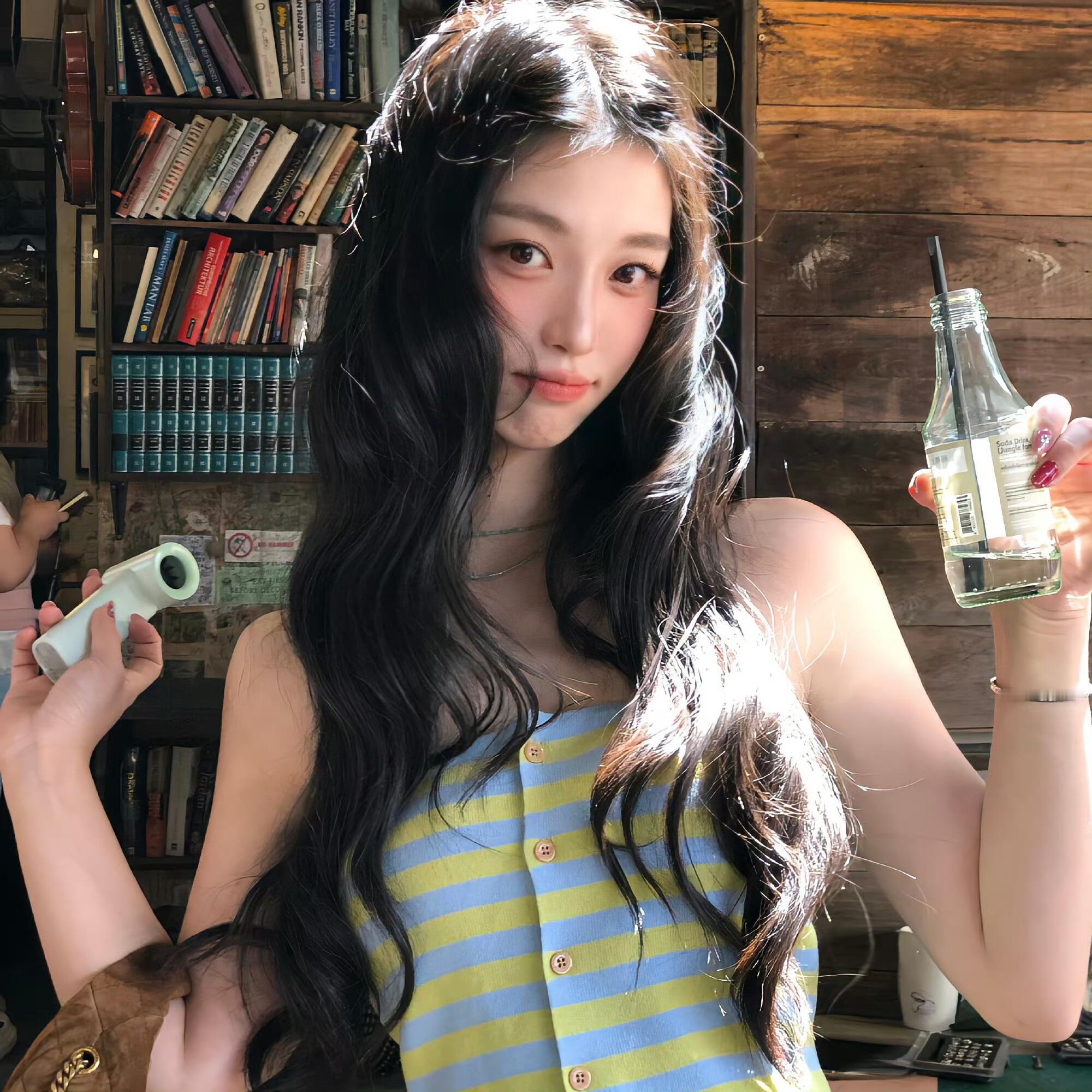 WeChat  ins小众女头｜氛围感女生头像𝐒𝐇𝐀𝐑𝐄🌿 