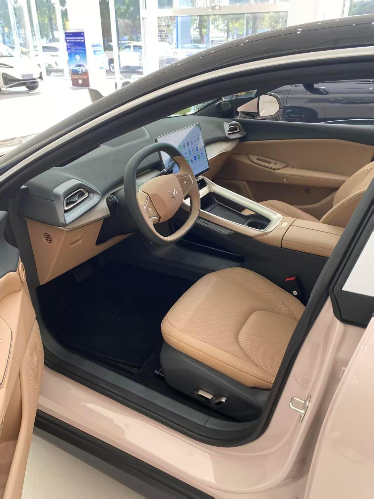 尾翼能自动升降，超拉风，城区NOA智驾像老司机一样稳，纯电续航720公里够跑一周