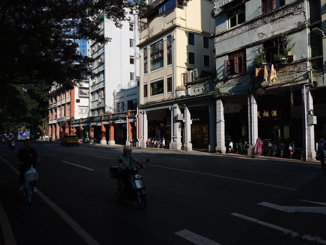 台风天天气大好，广州越秀文明路蓝天白云 富士GF35-70 广州·优文电子科技(