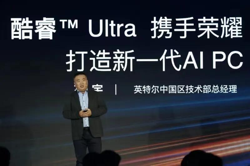 明哥回应网友问：友商何时推出如荣耀般AI PC？
他说：苹果等品牌虽转向AI，但