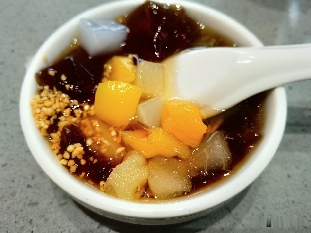 那人接了个电话，当时手里端着菜就摁了免提，对面是一个极具温柔又软萌的女声。我在阳