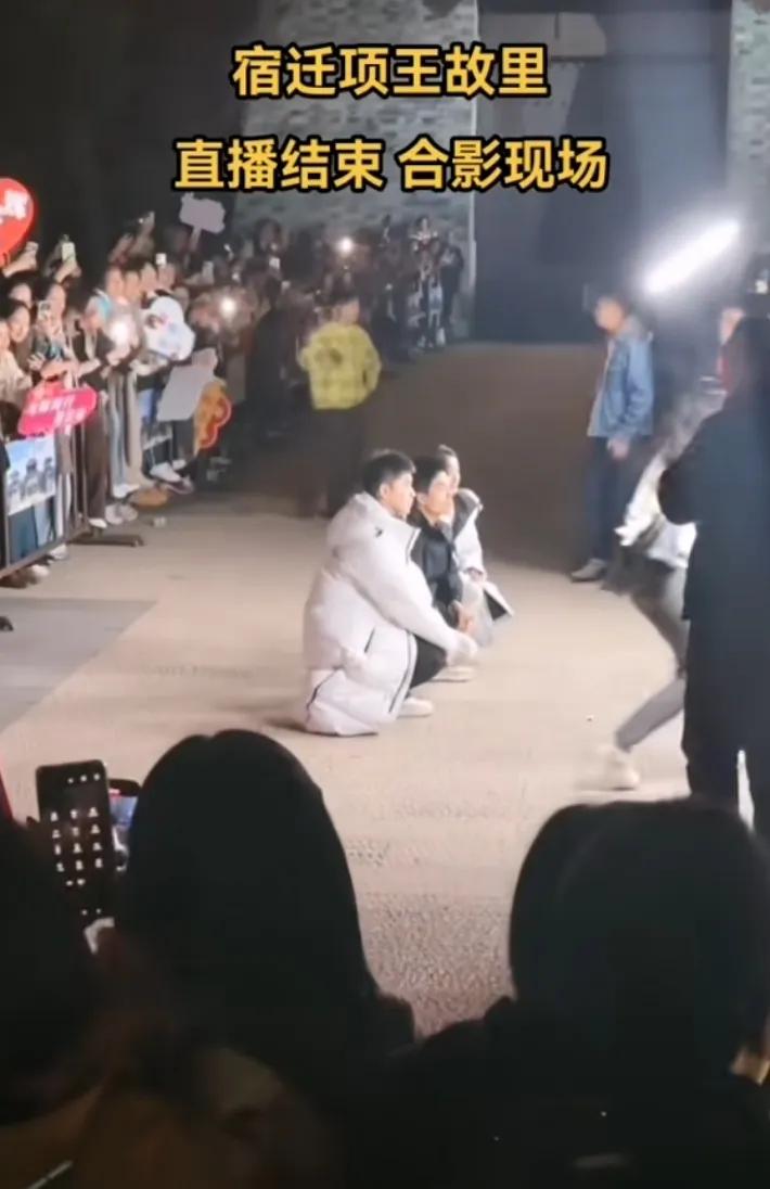 深夜凌晨的双向奔赴
寒冷的夜也不再寒冷
无论喜与悲  都看董宇辉[比心][比心]