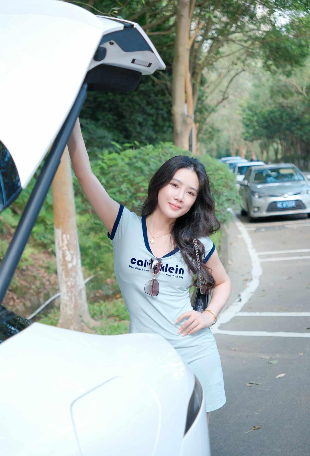 享受和小塔在一起的山野时光💓
周末一时兴起和小塔一起进山~
一路开过去，看着窗