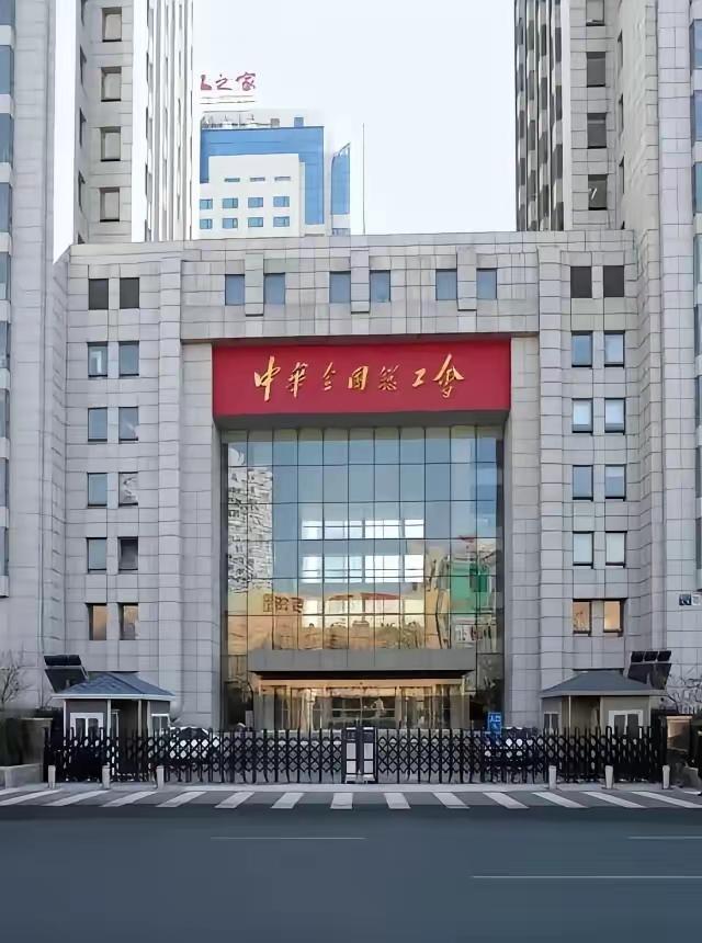 那107名硕士毕业生肯定不知道这个地方的存在，
否则他们也不用向欧盟求助了。