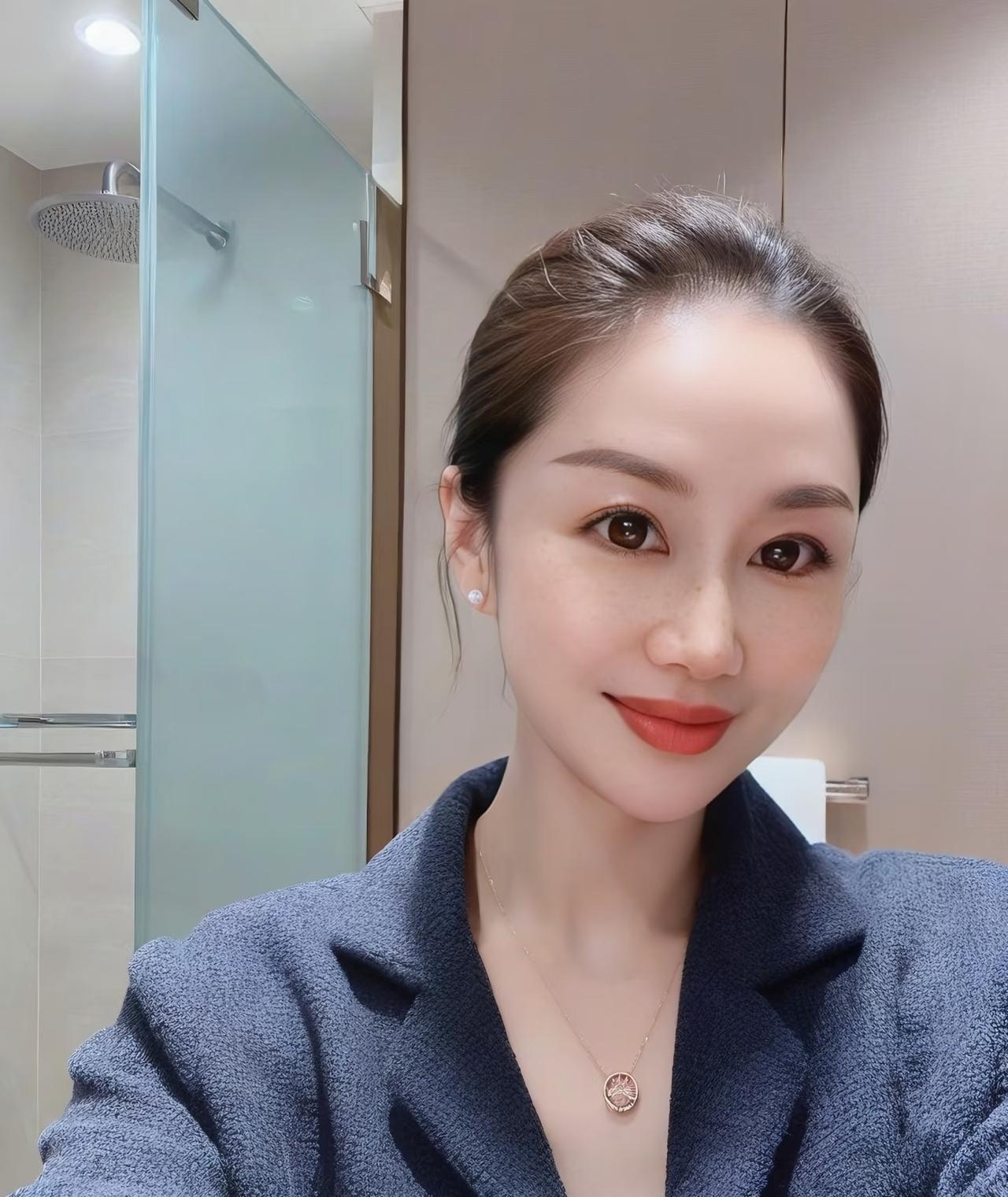 一女生留言：
 
我给我奶点奶茶，我奶一宿没睡，我大姑颤颤巍巍给老人喂了片安眠药