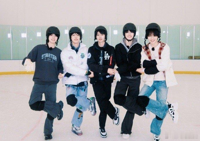 跨年预约TOP10李飞占了半边天 真没料到，跨年夜的预约名单上，李飞的艺人竟然占