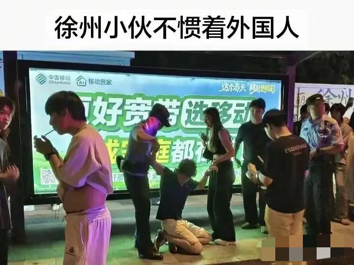 大结局，
徐州那个被追打的留学生表示
他和女朋友被帽子叔叔教育了，并向他吐口水的