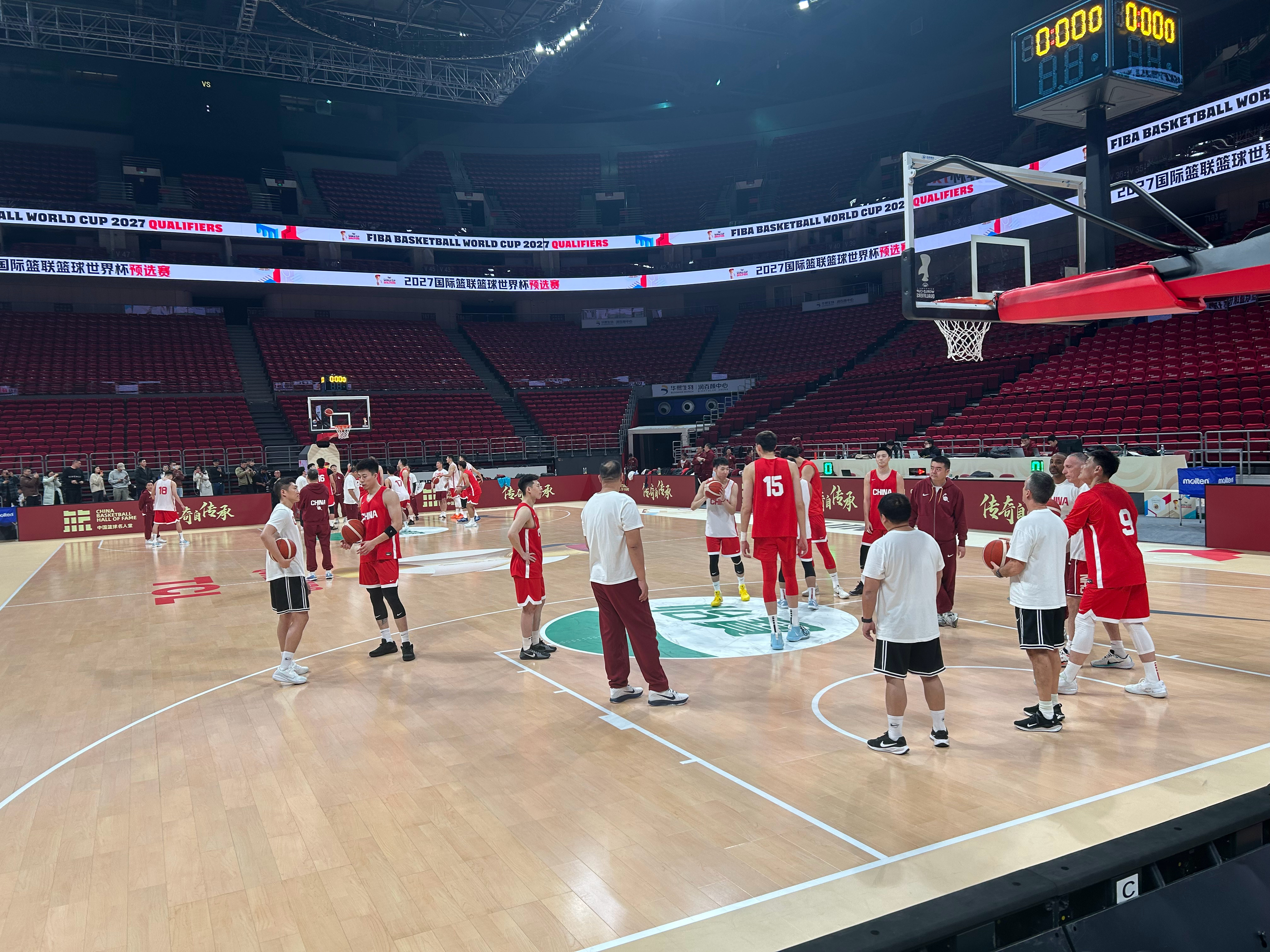 预测一下明天中韩大战的首发：胡金秋、曾凡博、朱俊龙、胡明轩、廖三宁。11月28日