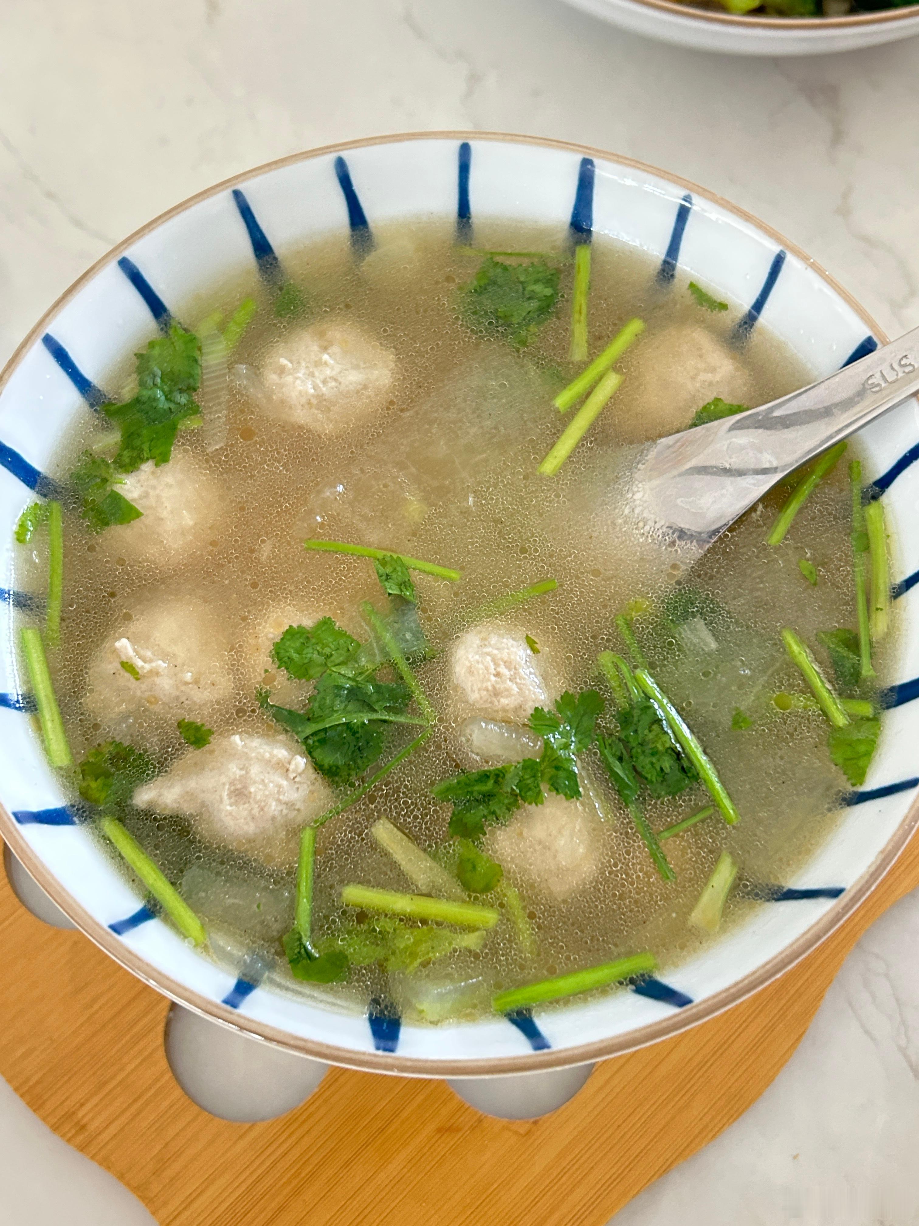 今天中午吃的这些，自己烤的孜然羊肉好好吃啊，很嫩，跟羊肉串的味道一模一样。今天所