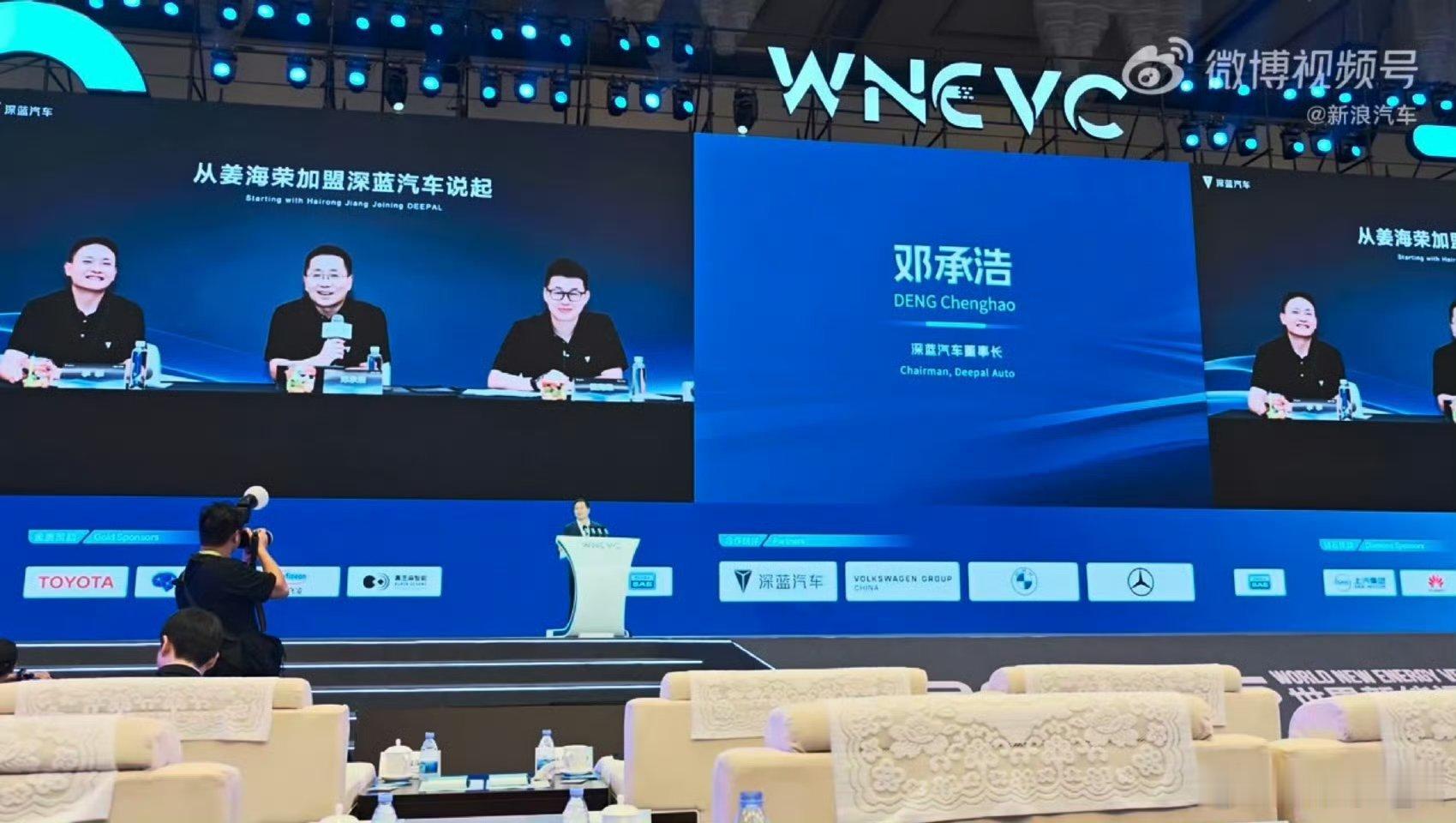 邓承浩再谈数码高管加入深蓝现在的新能源车圈，没有科技数码高管的很少，而且去了就是