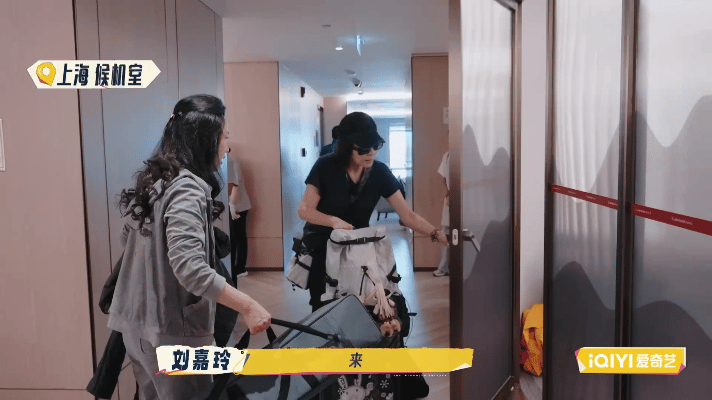 电影节都坐不到一桌的团建了 从前只在电影见，如今看他们团建，真有种不真实的恍惚感