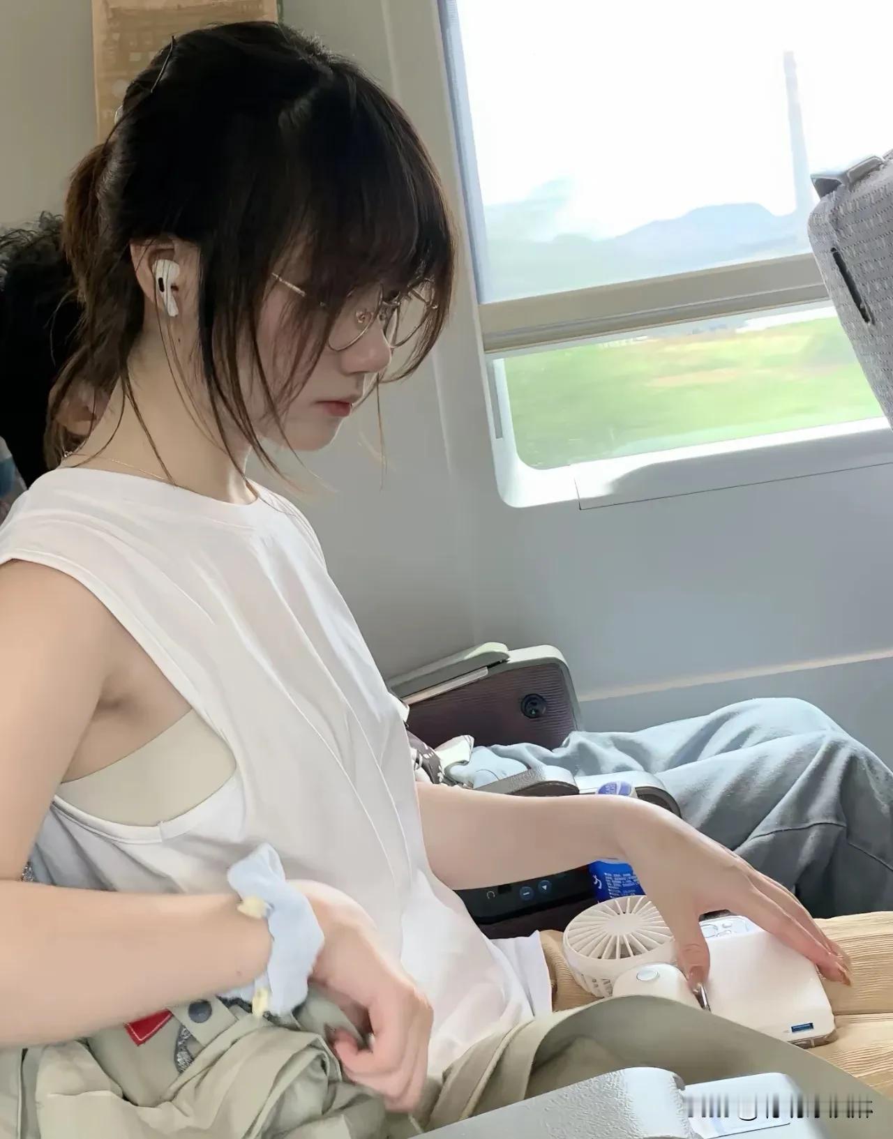 旅行女孩的日常：不赶路，只感受路！
清晨追日出，黄昏等日落，
每一步都是风景。 