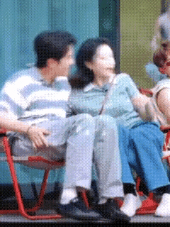 周涛抱彭冠英，被很多人解释为生理性喜欢，过度解读他们的亲密举止。

其实是一个拥