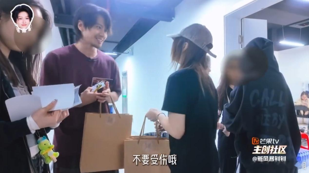 刘雨昕给舞蹈新风暴选手送康复包刘雨昕不止专注舞台表达，更用心关照后辈舞者，为舞蹈