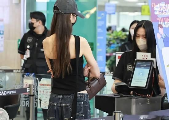 IVE张元英再陷态度争议 抱臂听讲被批傲慢近日，韩国人气女团IVE出席爱宝乐园特