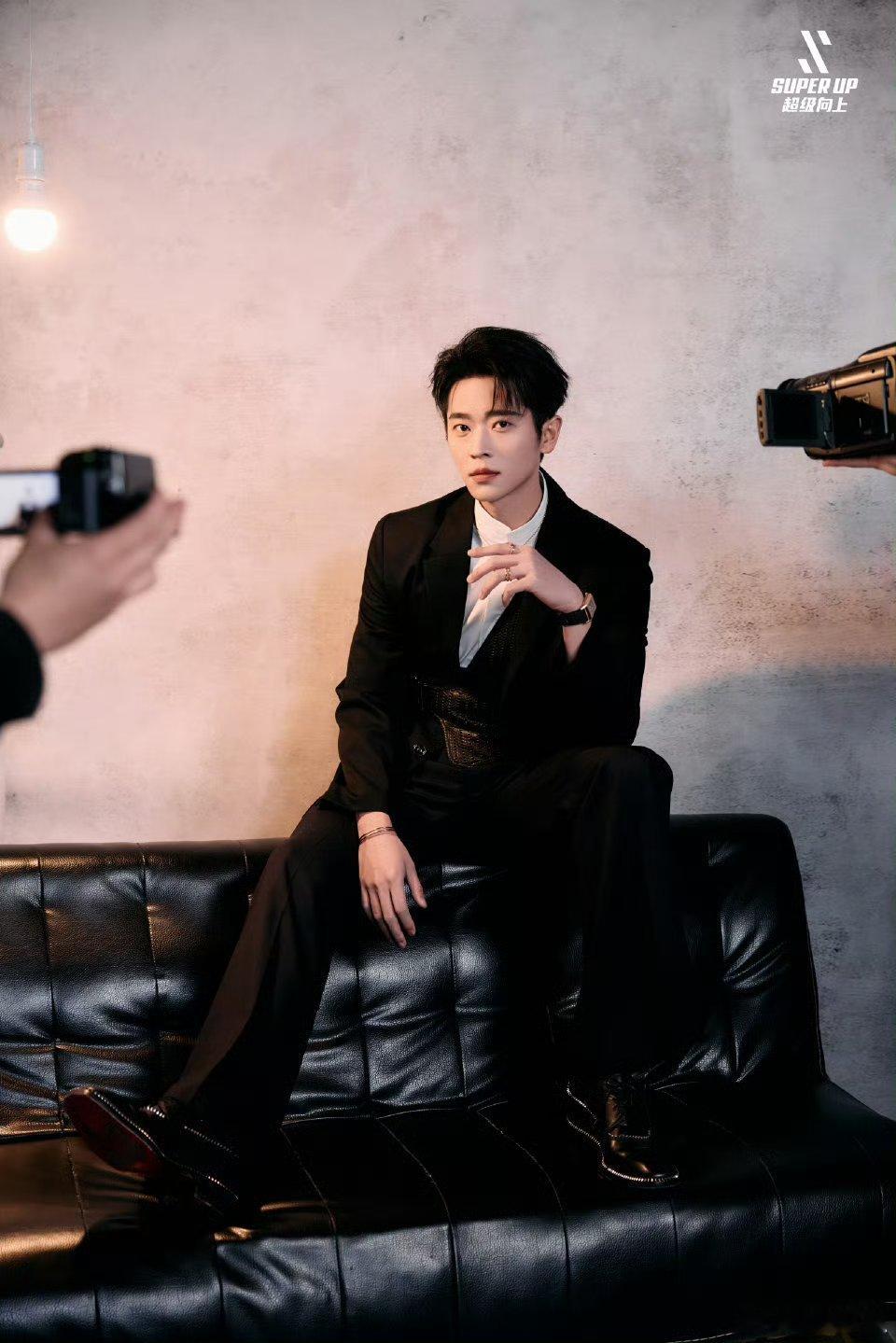 丞磊星光大赏出发图炸裂释出！立体五官自带强大气场，任凭背景多吸睛，依旧帅得稳定又