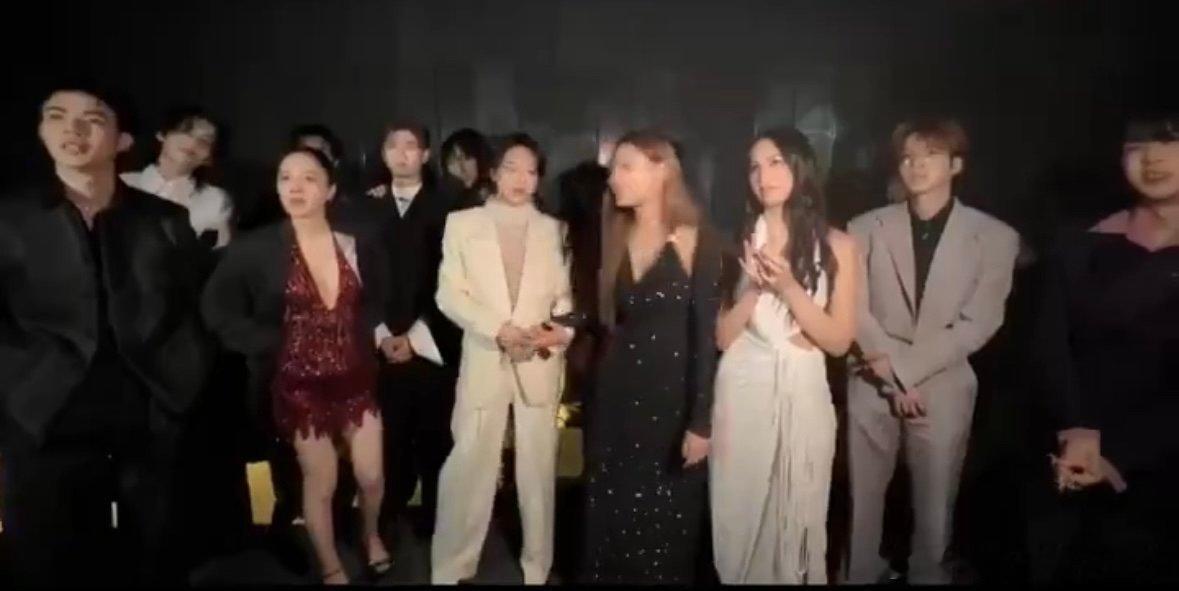 【🥚】图中有一对十指紧扣亲密无间的小情侣，你也来找找看吧！ 