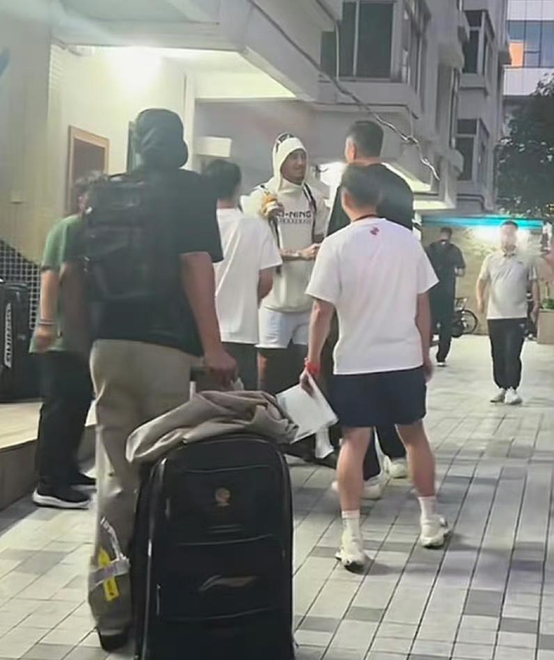 广东东阳光男篮晚上回到东莞后开启放假模式，外援奎因与大家告别返美，下赛季奎因还会