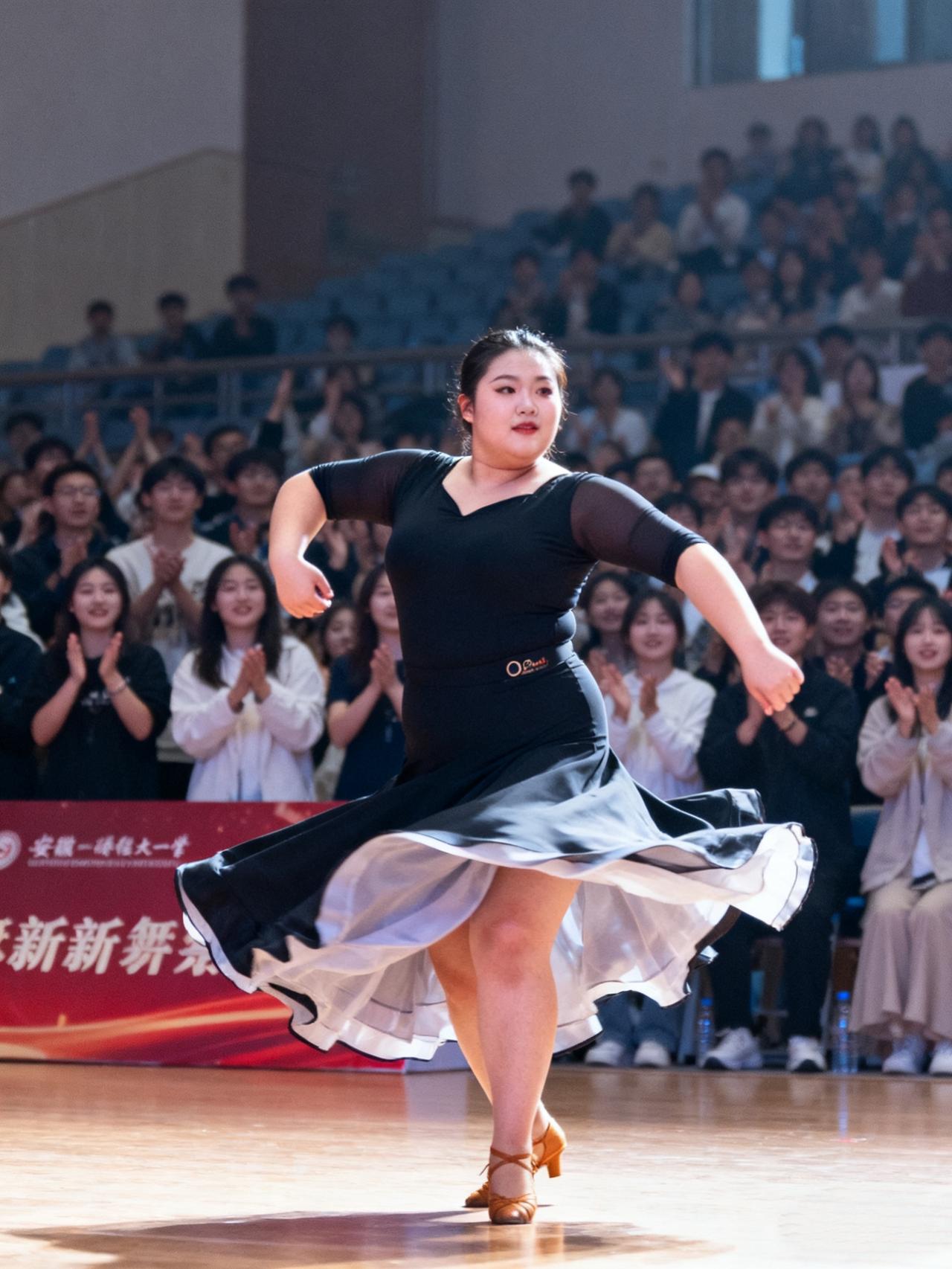 安徽胖姑娘跳国标火到人民日报！3000万人看呆：这才是美该有的样子
 
安徽一个