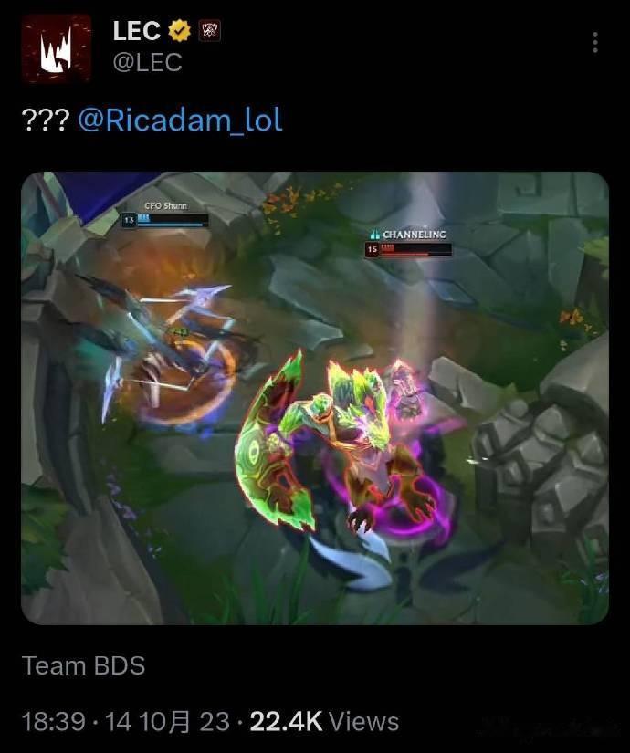 哈哈哈装杯被逮到了！
Adam：我先点个回城装一波……唉？不对他伤害好高，好礼谢