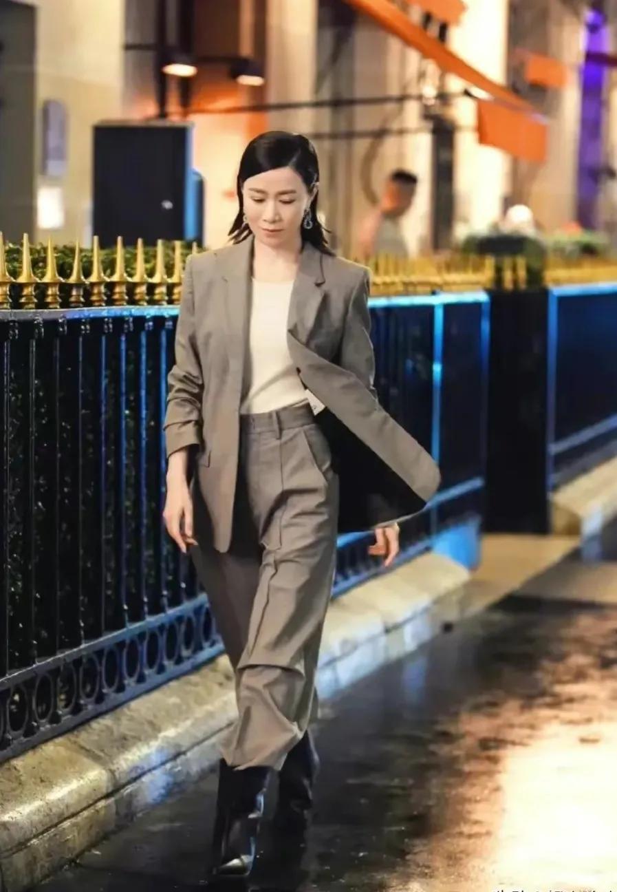 佘诗曼这次的巴黎之行
为我们演绎了这一身西装套装穿搭
帅气洒脱，气质干练，时尚知