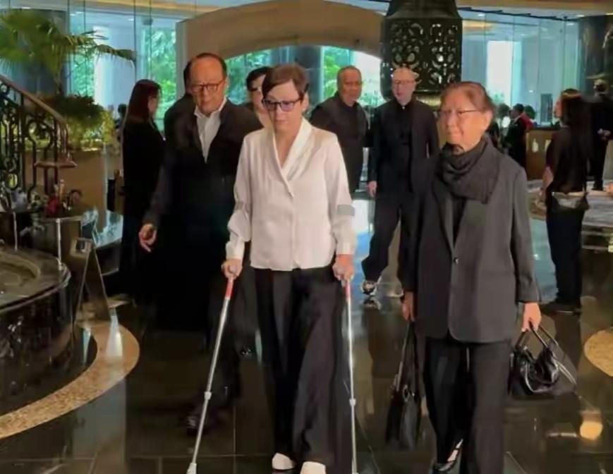 余安安太重情谊了，自己走路都不需要两根拐杖，可是施南生的葬礼，她还施一瘸一拐的来