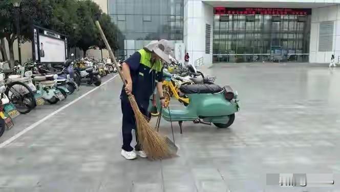扫街五年圆梦读研！环卫女工成成理工建校70年首位环卫出身研究生

33岁环卫工李