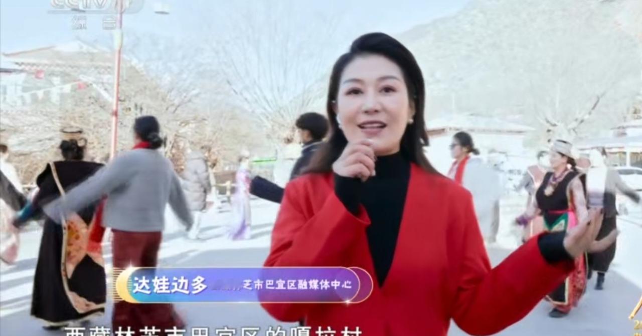 西藏林芝嘎拉村的雪地上，身着红衣的讲述者身旁，藏族同胞的歌舞尽显民族风情；银装素