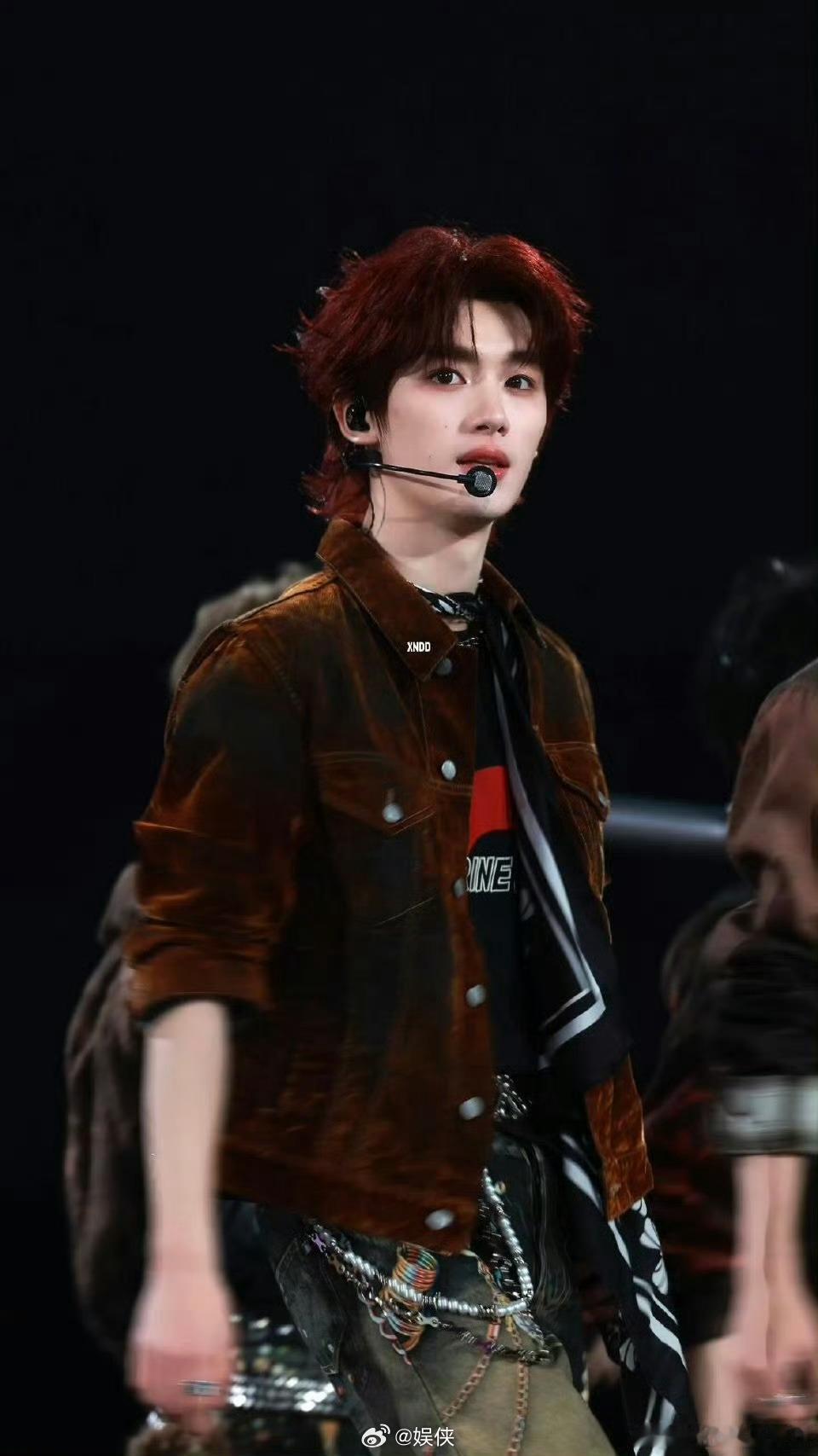 丁程鑫被何炅拿捏了 何老师在你好星期六的端水也太会了，刚夸完丁程鑫是舞台王者，下