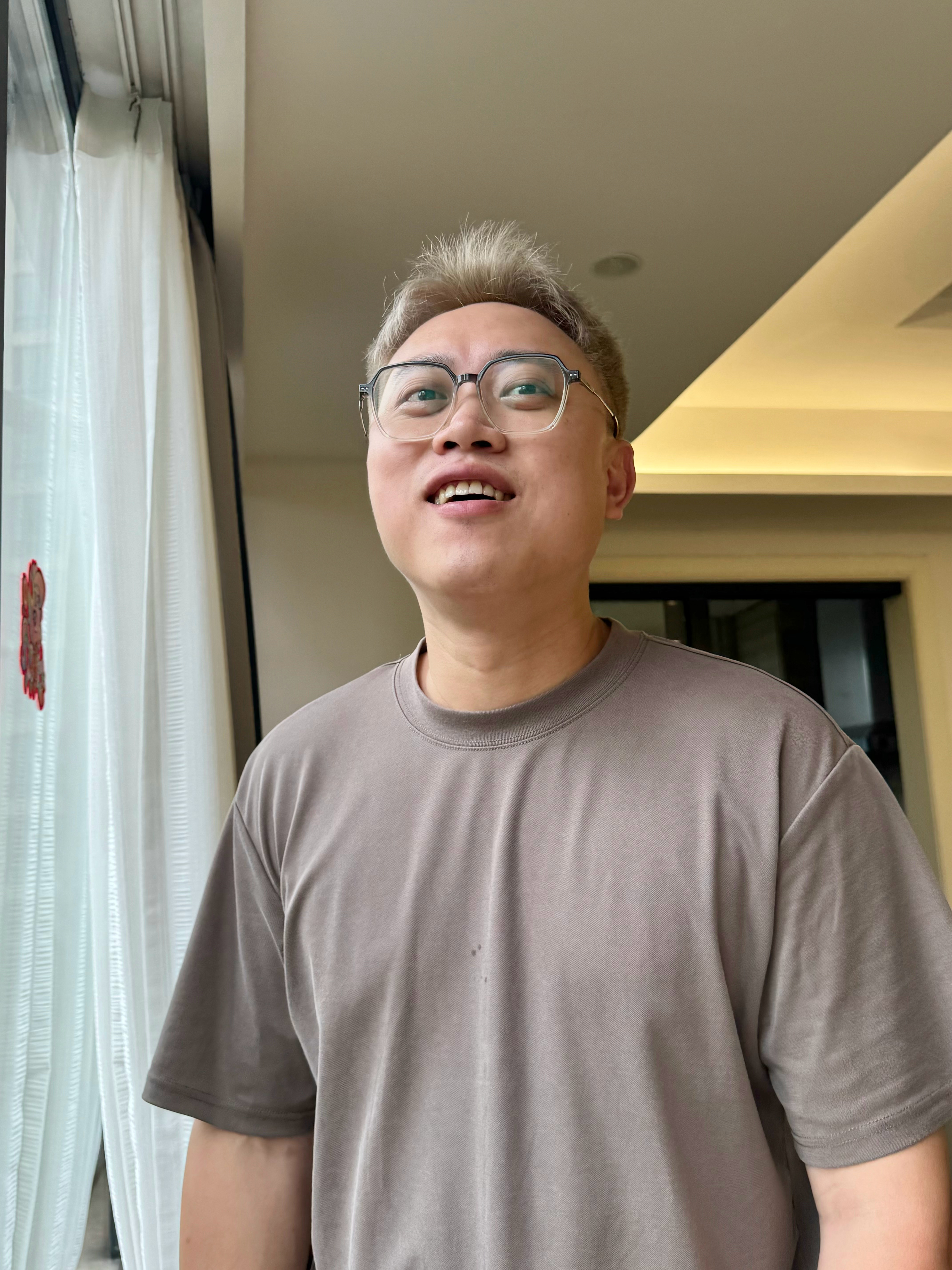 老孙的奶奶灰还挺洋气的不是那种纯灰白色棕色调的奶奶灰顶光就很死亡，会变爷爷这个发