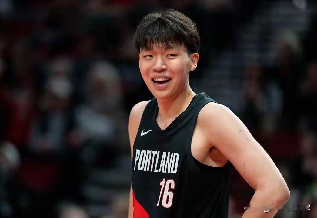 开拓者新秀杨瀚森真是越来越适应NBA了！最近杨瀚森在接受媒体采访时，聊到了自己在