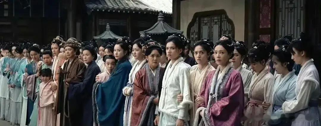 谁能想到，中间白衣服的才是女主[哆啦A梦害怕] ​​​